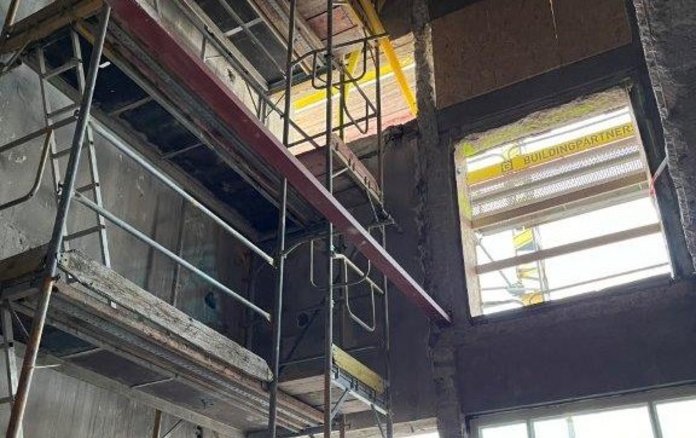 Das Treppenhaus im Paracelsus-Bad ist derzeit ohne Treppenstufen.