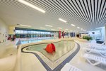 Planschbecken mit roter Elefantenrutsche im Stadtbad Lankwitz