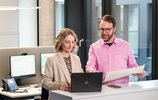 Zwei Mitarbeitende der Berliner Bäder im Büro