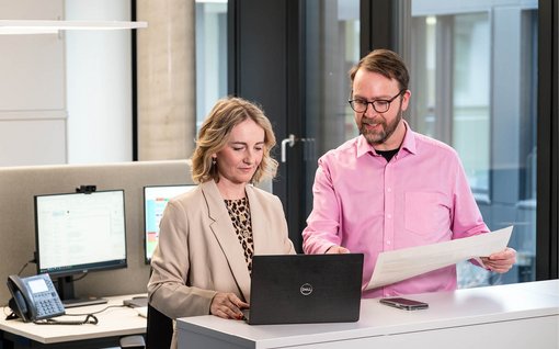 Zwei Mitarbeitende der Berliner Bäder im Büro
