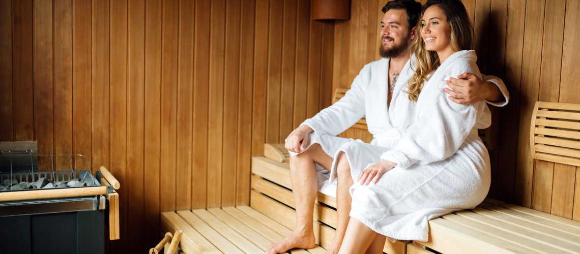 Sauna der Berliner Bäder-Betriebe mit einen Pärchen, dass auf der Saunabank sitzt