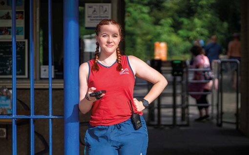 Kassiererin im Schwimmbad mit mobilem Scanner