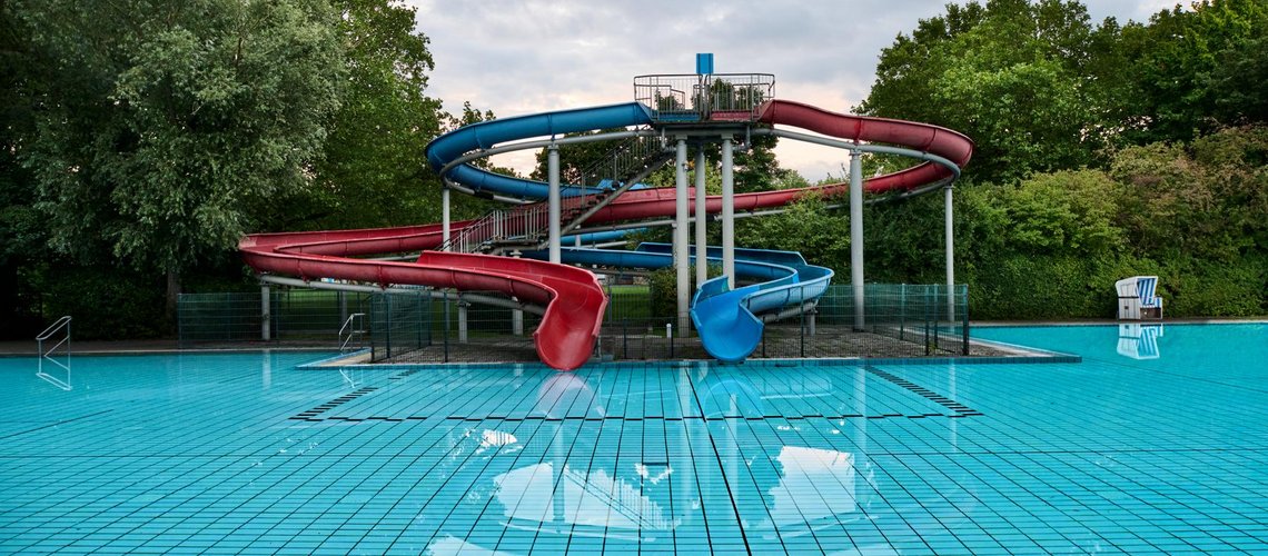 Zwei Wasserrutschen am Schwimmbecken