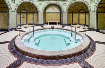 Tauchbecken in der Sauna vom Stadtbad Neukölln