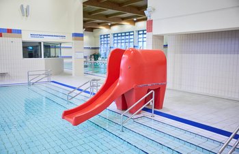 Rote Kinderwasserrutsche in Form eines Elefanten am Nichtschwimmerbecken