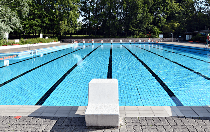 leeres 50-m-Schwimmbecken mit Startblöcken