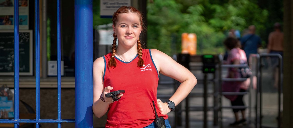 Kassiererin mit mobiler Kasse