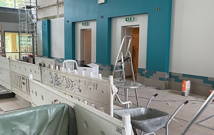 Bild der Baustelle in der Schwimmhalle Ernst-Thälmann-Park mit Blick auf eine Blaue Wand 