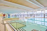 Nichtschwimmerbecken mit 50-Meter Becken im Hintergrund