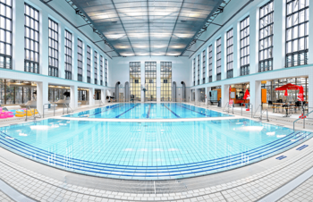Stadtbad Schöneberg "Hans Rosenthal" Panoramablick in die Schwimmhalle mit 2 Schwimmbecken