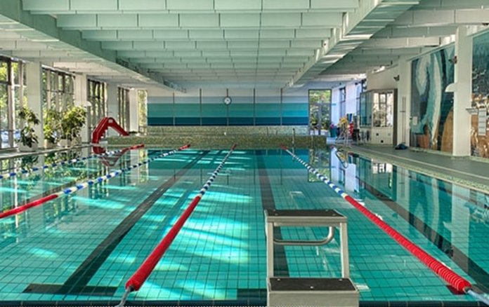 Blick auf das 25 Meter Schwimmerbecken der Schwimmhalle Anton-Saefkow-Platz