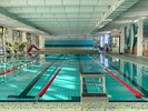 Blick auf das 25 Meter Schwimmerbecken der Schwimmhalle Anton-Saefkow-Platz