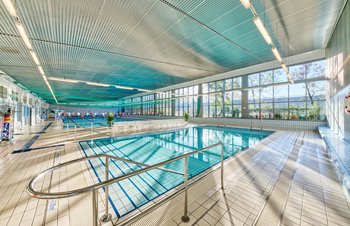 Nichtschwimmerbecken mit Einstiegsgeländer in der Schwimmhalle Allendeviertel