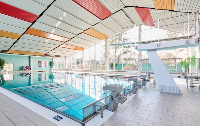 Sprungbretter mit Startblöcken an leerem 25 Meter Becken