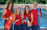 4 junge Rettungsschwimmer:innen vor einem Schwimmbecken