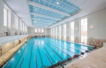 50-Meter Becken mit geleinten Bahnen Schwimmhalle Finckensteinallee