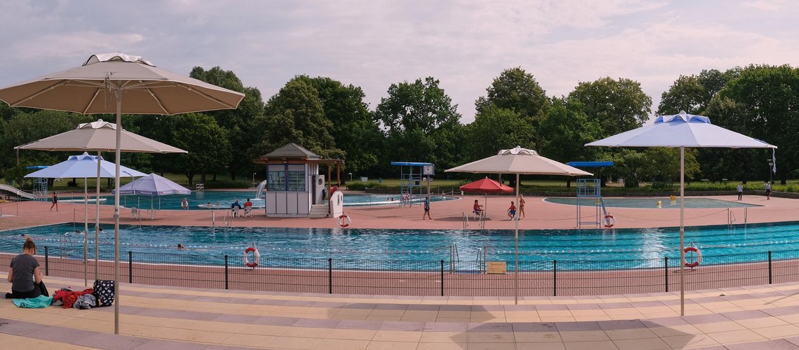 Sonnenschirme auf Sonnenterasse vor Schwimmbecken