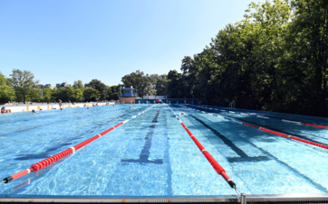 Blick auf das leere 50-m-Schwimmbecken