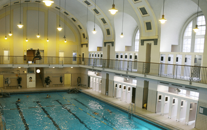 Halle mit gewölbter Decke, Empore und Schwimmbecken