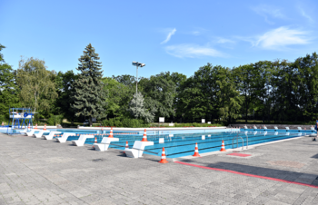 50-m-Schwimmbecken mit Startblöcken und Sprungbrett