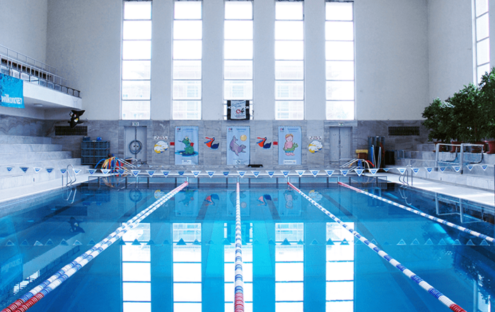 Blick auf das leere 50m Becken
