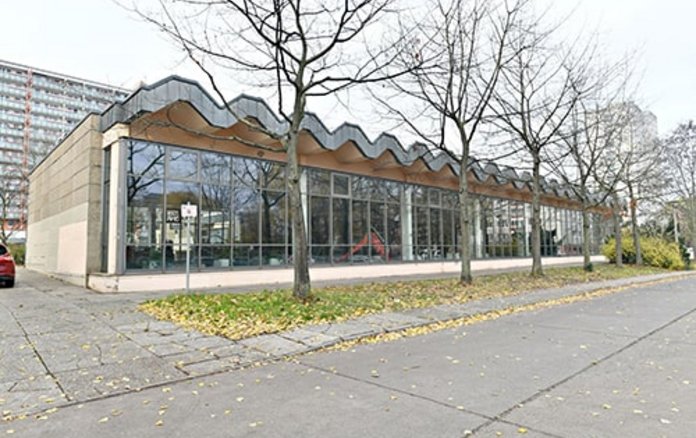 Außenansicht der Schwimmhalle Anton-Saefkow-Platz