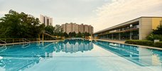 Kombibad Gropiusstadt Schwimmbecken mit Hochhäusern im Hintergrund