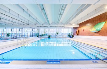 Nichtschwimmerbecken mit Einstieg und Blick aus Fenster Schwimmhalle Sewanstraße