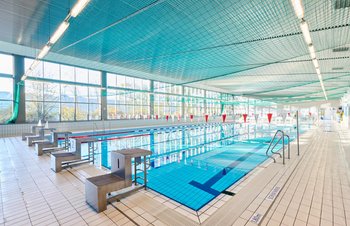 Startblöcke am 25 Meter Becken in der Schwimmhalle Allendeviertel