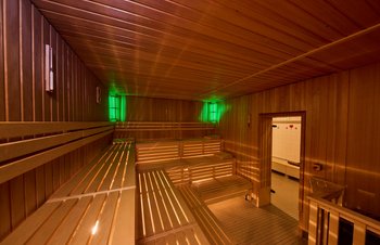 Sauna von Innen mit grünen Lampen