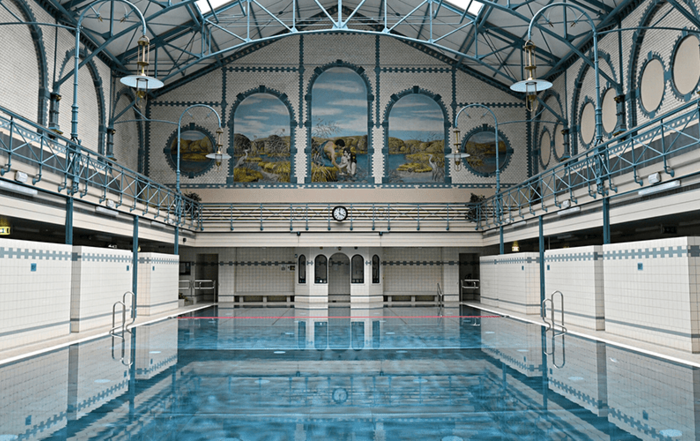 Schwimmbecken in einer alten Halle