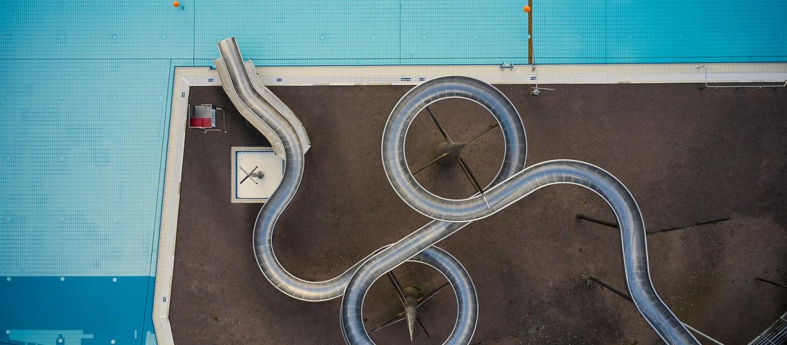 Wasserrutsche und Schwimmbecken aus Vogelperspektive