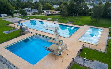 Sprungturm und Schwimmbecken Sommerbad Wilmersdorf (Ansicht von oben)