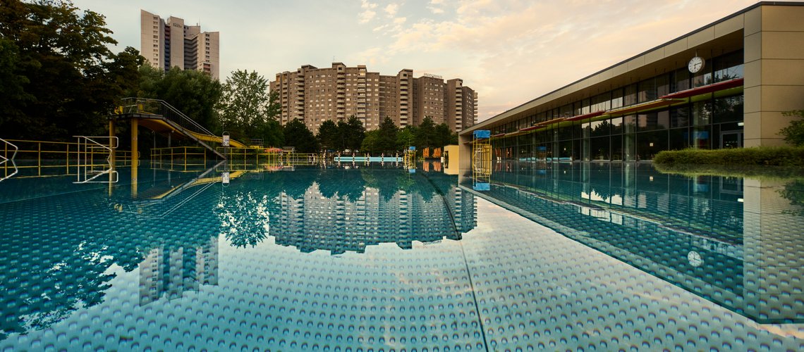 Schwimmbecken im Hintergrund Hochhäuser