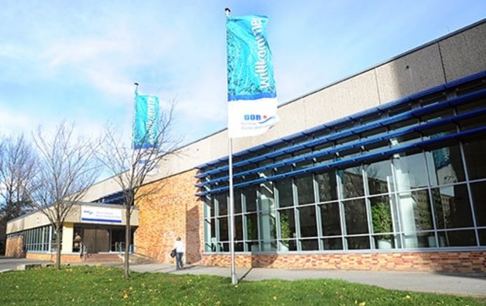Foto der Außenansicht der Schwimmhalle Ernst-Thälmann-Park