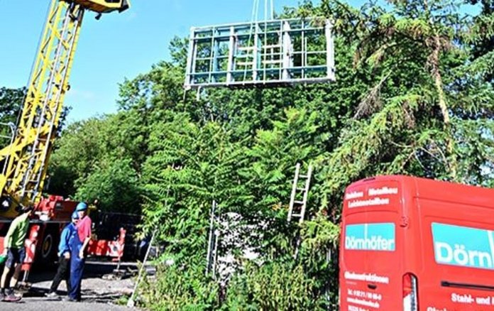 Baustelle Paracelsus-Bad mit Kran und Bauarbeitern