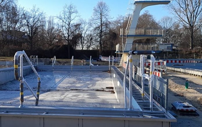 Blick auf ein leeres Edelstahlbecken im Sommerbad Wilmersdorf