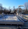 Blick auf ein leeres Edelstahlbecken im Sommerbad Wilmersdorf