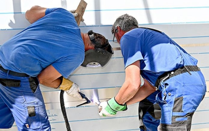 Bild 2er Arbeiter im Blaumann beim schweißen eines Edelstahl Beckens im Sommerbad Wilmersdorf