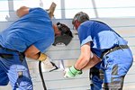 Bild 2er Arbeiter im Blaumann beim schweißen eines Edelstahl Beckens im Sommerbad Wilmersdorf
