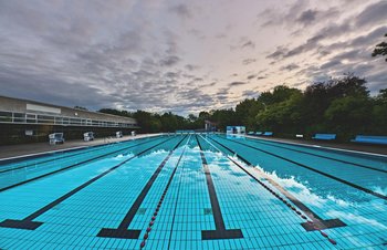 Schwimmbecken im Sommerbad vom Kombibad Mariendorf
