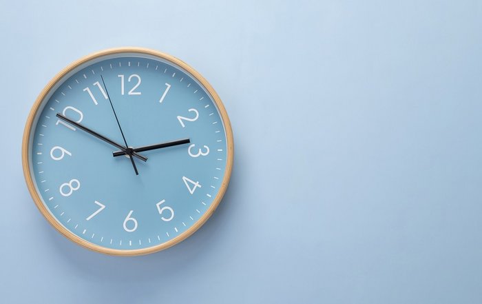 Bild einer Uhr vor blauem Hintergrund