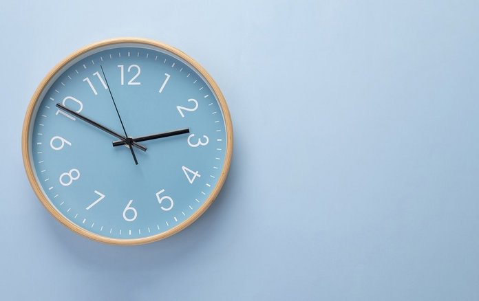 Bild einer Uhr vor blauem Hintergrund