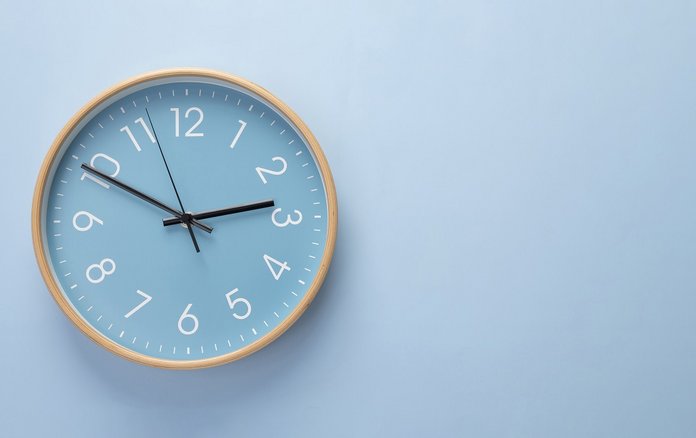 Bild einer Uhr vor blauem Hintergrund