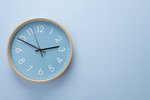 Bild einer Uhr vor blauem Hintergrund