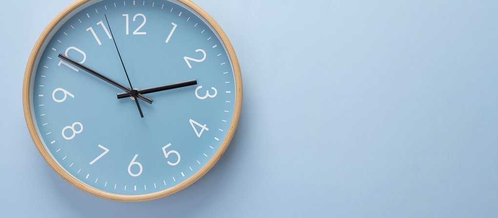 Bild einer Uhr vor blauem Hintergrund