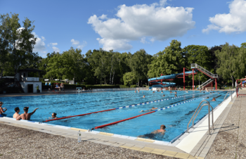50-m-Schwimmbecken mit 2 abgetrennten Bahnen für Schwimmer
