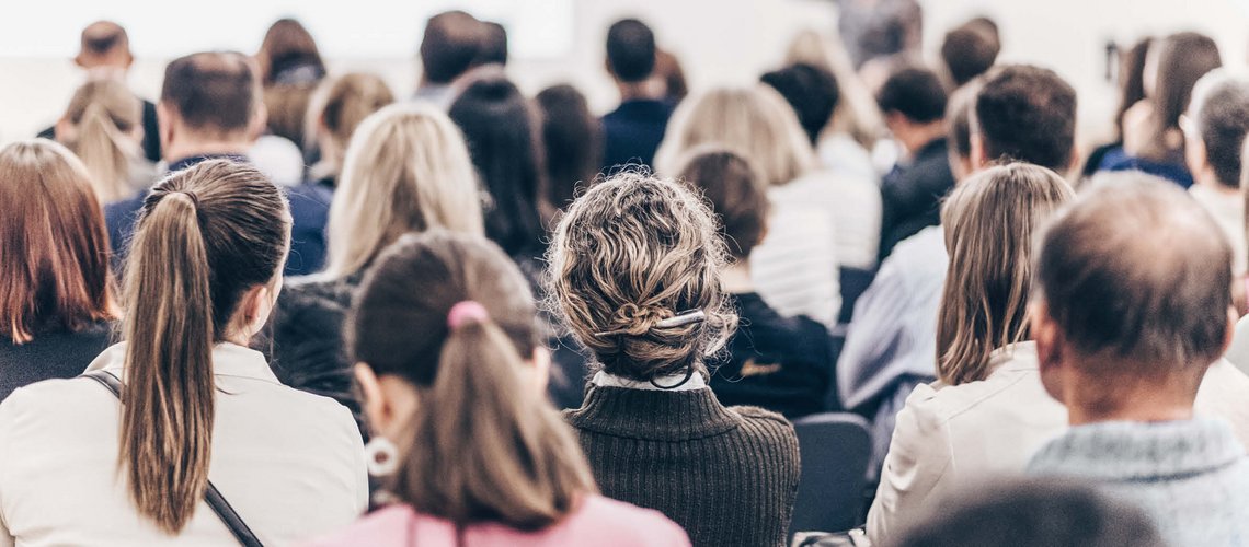 Konferenz mit Hinterköpfen