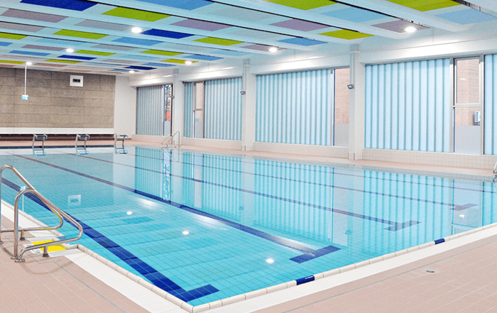 leeres 25-m-Becken mit bunter Hallendecke