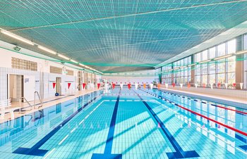 25 Meter becken mit den gepsannten Bahnen in der Schwimmhalle Allendeviertel